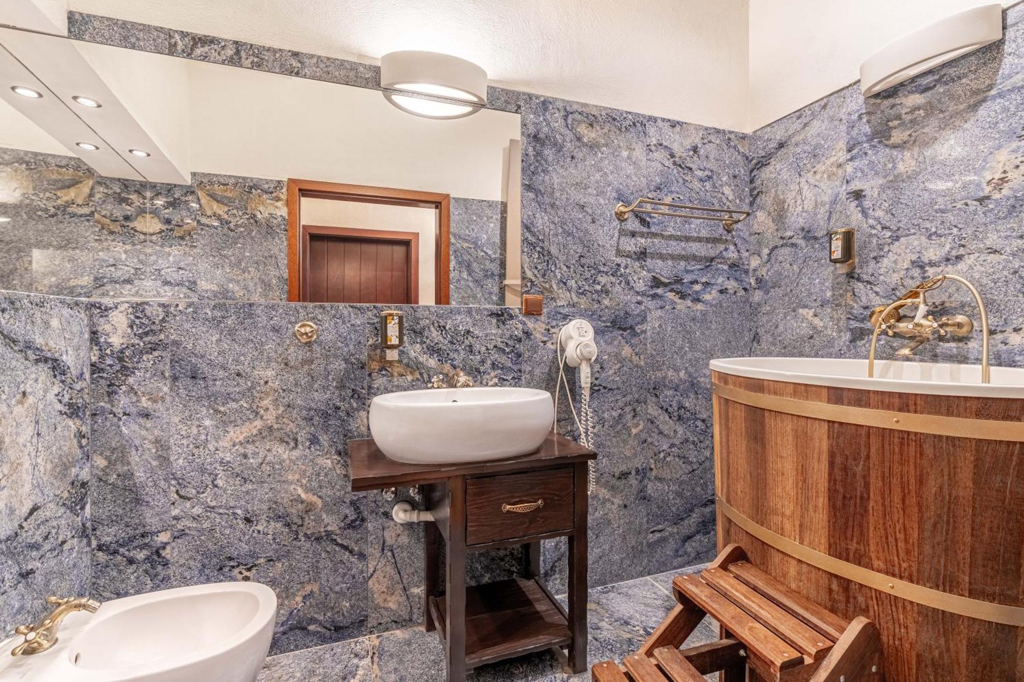 Zamek Uniejow Aparthotel ภายนอก รูปภาพ